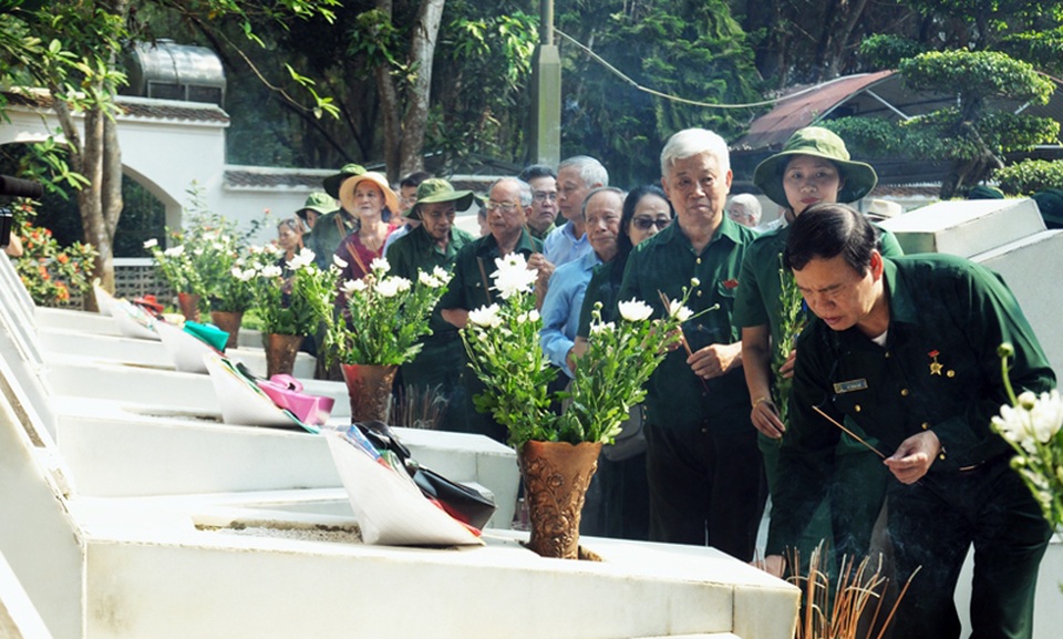 Thủ tướng, Chủ tịch Quốc hội gửi vòng hoa tri ân các anh hùng liệt sĩ tại Ngã ba Đồng Lộc - 4 Thủ tướng, Chủ tịch Quốc hội gửi vòng hoa tri ân các anh hùng liệt sĩ tại Ngã ba Đồng Lộc - 4