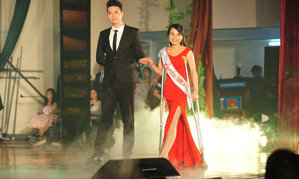 Cô gái không may mất một chân đăng quang Hoa khôi Vầng trăng khuyết - 10