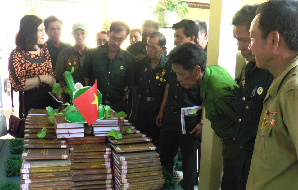 Bạc Liêu: Nhiều mô hình làm từ sách hút học sinh đến tham quan - 1 Bạc Liêu: Nhiều mô hình làm từ sách hút học sinh đến tham quan - 1