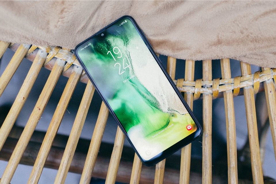 Galaxy M10 cháy hàng trên trang thương mại diện tử Lazada - 1