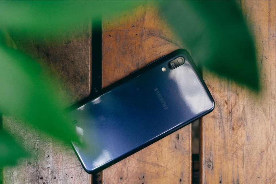 Galaxy M10 cháy hàng trên trang thương mại diện tử Lazada - 3