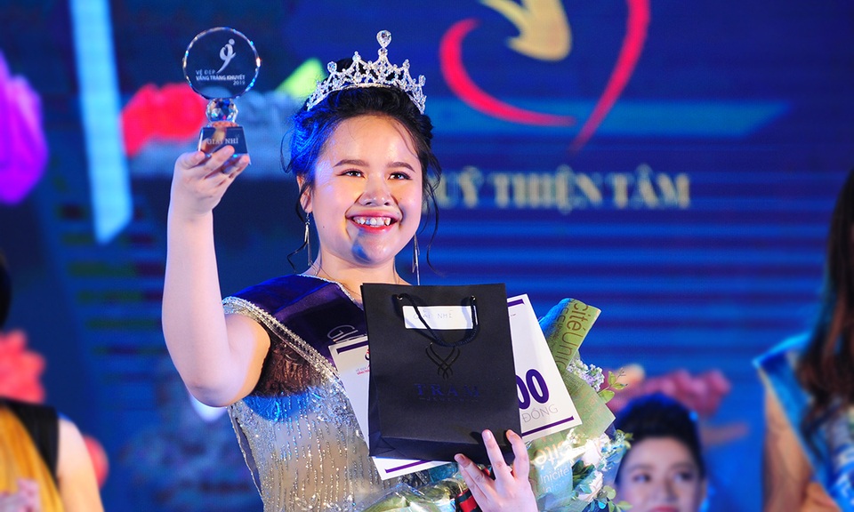 Cô gái không may mất một chân đăng quang Hoa khôi Vầng trăng khuyết - 8