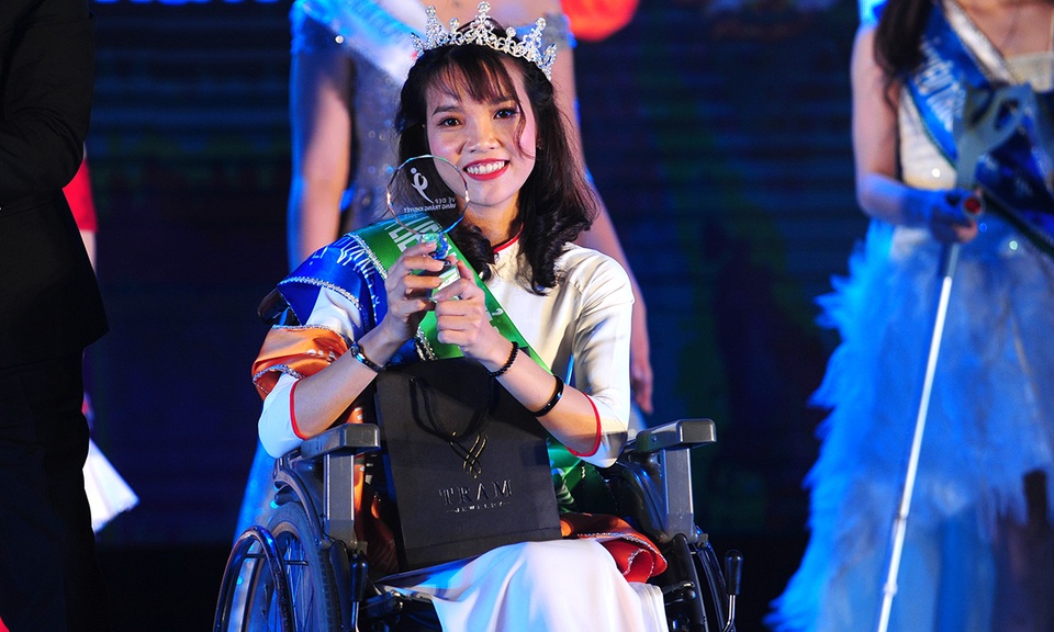 Cô gái không may mất một chân đăng quang Hoa khôi Vầng trăng khuyết - 9