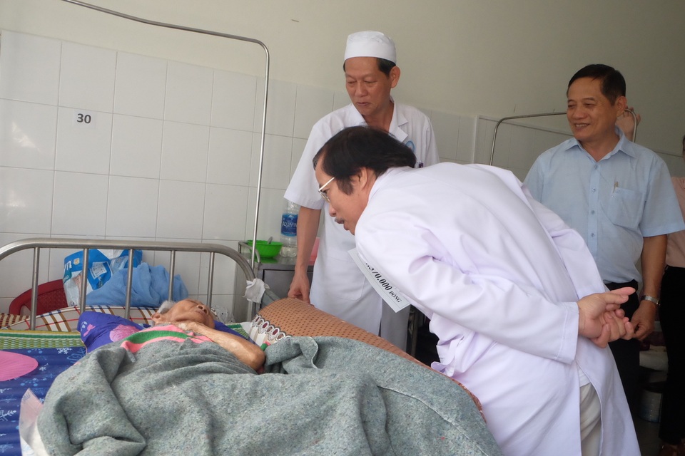 Đà Nẵng: Trao hơn 24 triệu đến hai cụ bà xin sống những ngày cuối đời trong bệnh viện - 3 Đà Nẵng: Trao hơn 24 triệu đến hai cụ bà xin sống những ngày cuối đời trong bệnh viện - 3