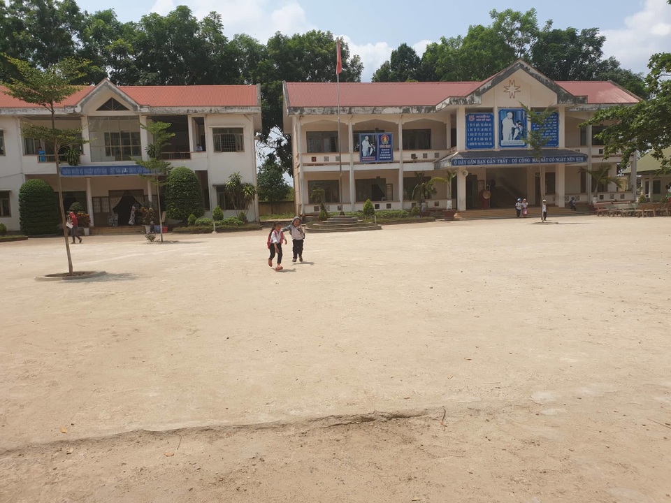 Hai nữ sinh lớp 4 bị nhiều bạn nam vây đánh trong giờ ra chơi - 2 Hai nữ sinh lớp 4 bị nhiều bạn nam vây đánh trong giờ ra chơi - 2