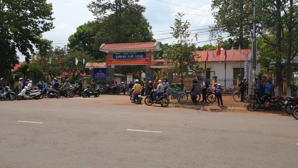 Hai nữ sinh lớp 4 bị nhiều bạn nam vây đánh trong giờ ra chơi - 1 Hai nữ sinh lớp 4 bị nhiều bạn nam vây đánh trong giờ ra chơi - 1