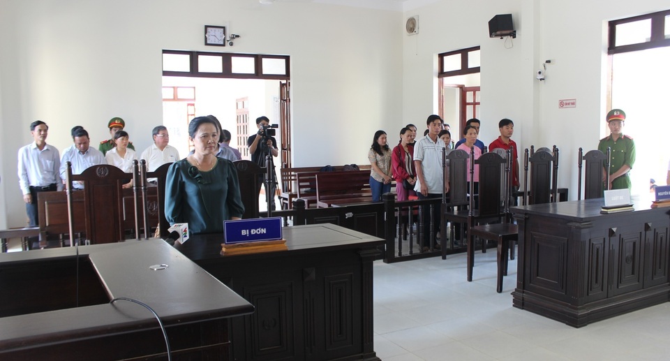 Vụ 12 giáo viên kiện phòng giáo dục: “Bản án quá bất công…chúng tôi sẽ kháng cáo!” - 1 Vụ 12 giáo viên kiện phòng giáo dục: “Bản án quá bất công…chúng tôi sẽ kháng cáo!” - 1