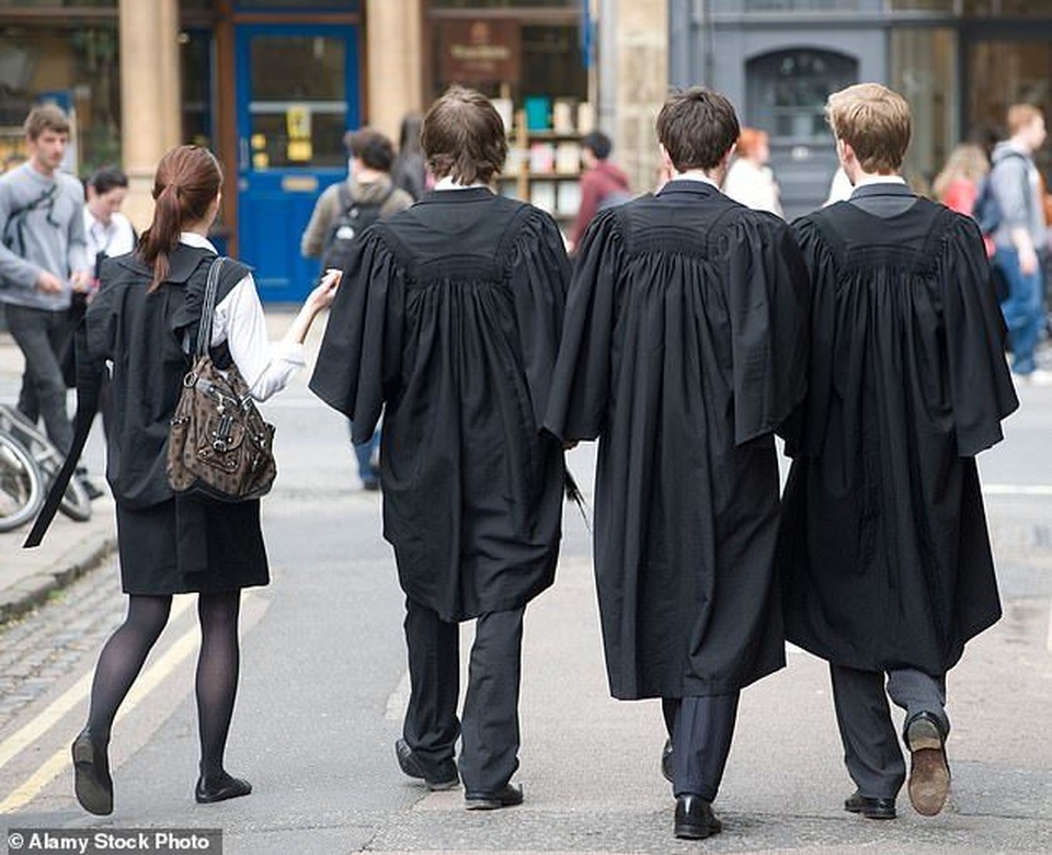 Anh: Hàng nghìn thí sinh có kết quả thấp hơn 3 điểm E kỳ thi A-level vẫn trúng tuyển đại học - 1 Anh: Hàng nghìn thí sinh có kết quả thấp hơn 3 điểm E kỳ thi A-level vẫn trúng tuyển đại học - 1