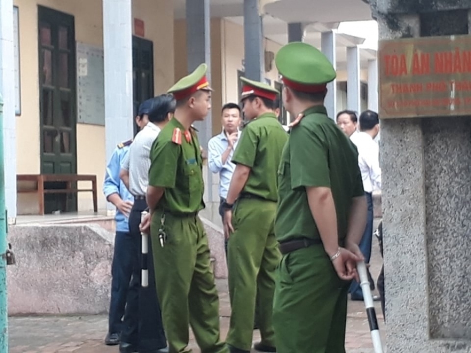 An ninh thắt chặt phiên xử vụ nữ sinh lớp 9 bị xâm hại tình dục - 2 An ninh thắt chặt phiên xử vụ nữ sinh lớp 9 bị xâm hại tình dục - 2