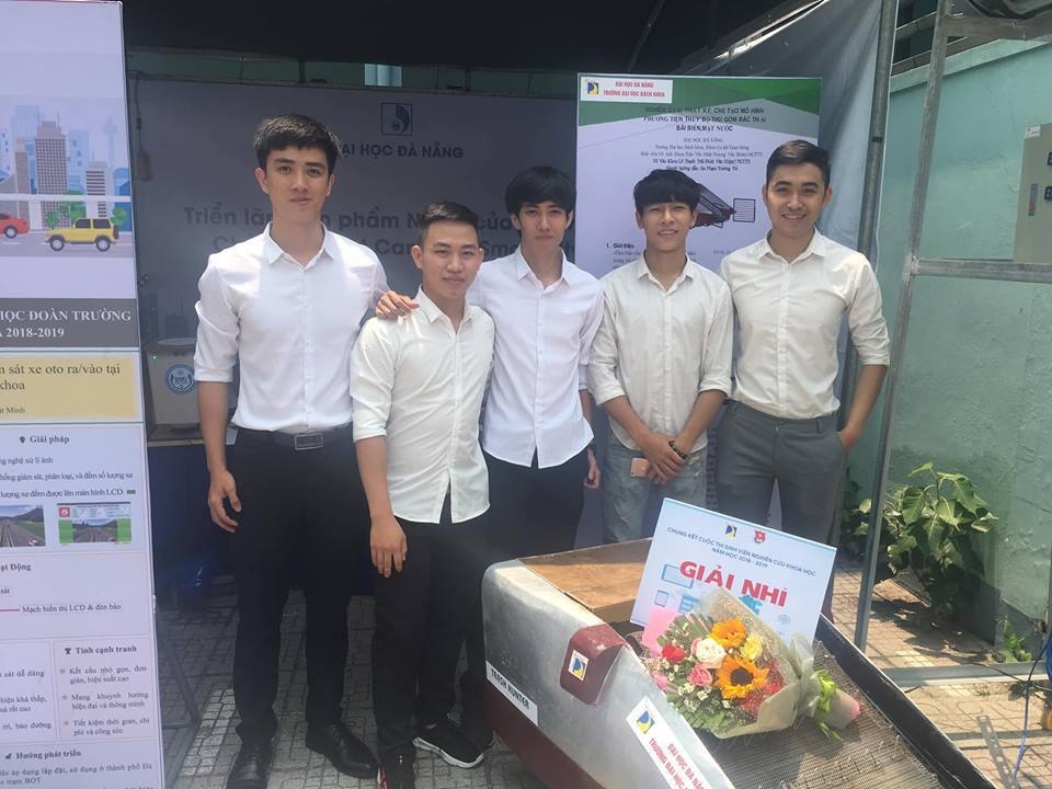 Sinh viên sáng chế máy thu gom rác thải ở biển - 1