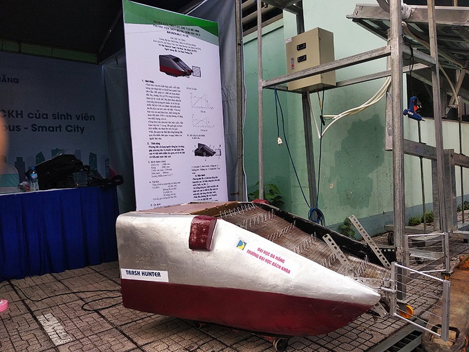 Sinh viên sáng chế máy thu gom rác thải ở biển - 2
