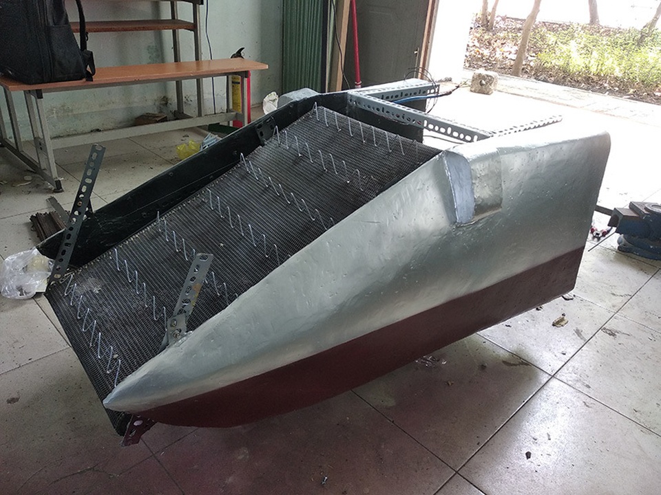 Sinh viên sáng chế máy thu gom rác thải ở biển - 3