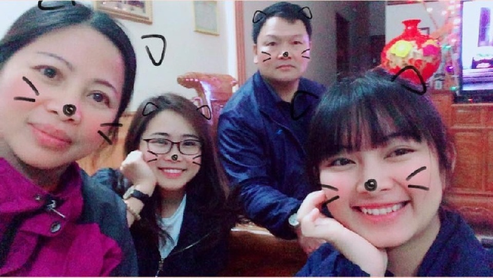 Câu chuyện xúc động về ông bố tự tay gội đầu cho con gái 26 tuổi - 3 Câu chuyện xúc động về ông bố tự tay gội đầu cho con gái 26 tuổi - 3