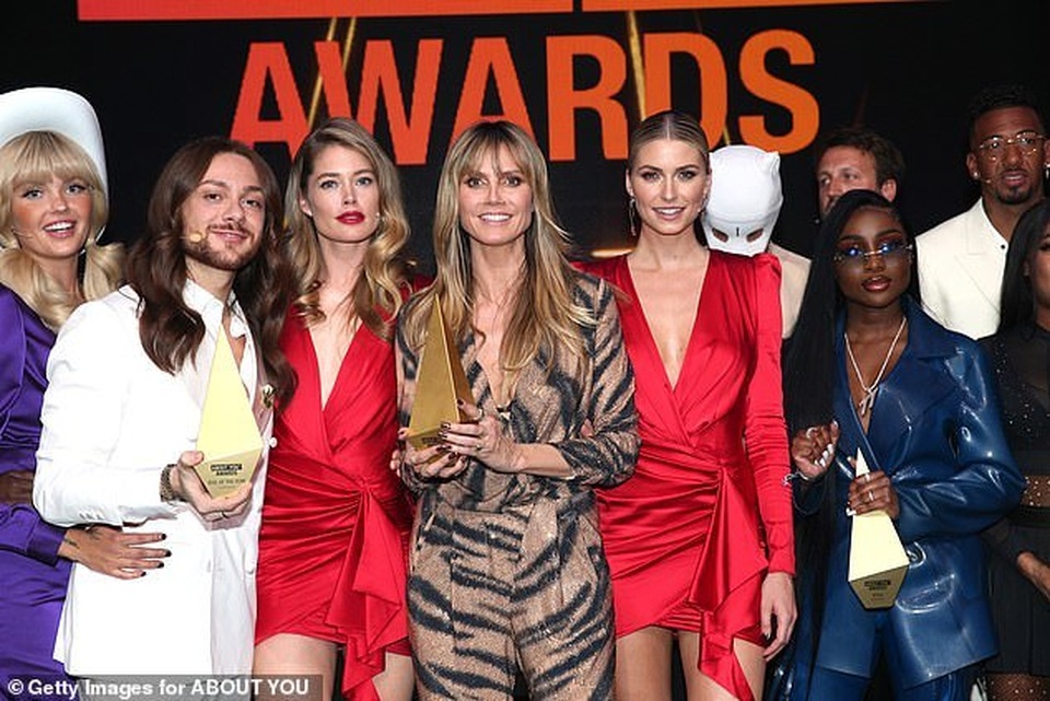 Siêu mẫu Doutzen Kroes khoe chân thon dài - 1