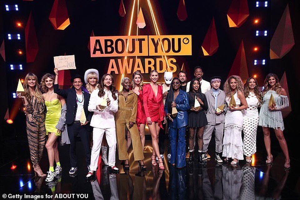 Siêu mẫu Doutzen Kroes khoe chân thon dài - 4