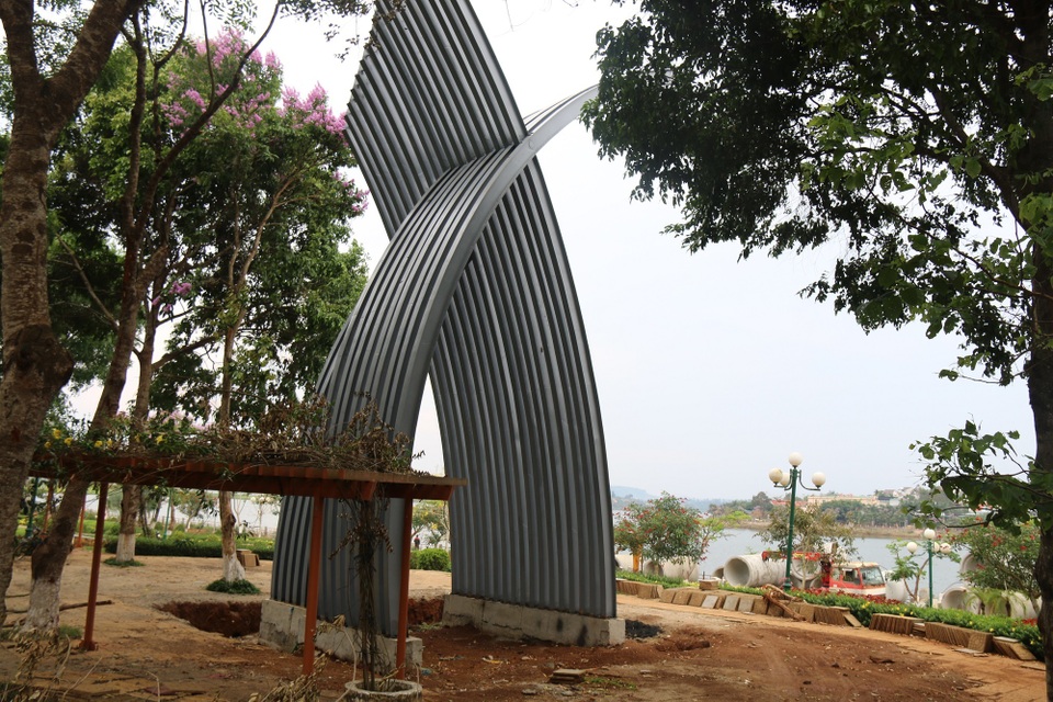 Biểu trưng 3,6 tỷ dính nghi án sao chép được thay thế bằng tượng đài 11 tỷ - 2 Biểu trưng 3,6 tỷ dính nghi án sao chép được thay thế bằng tượng đài 11 tỷ - 2