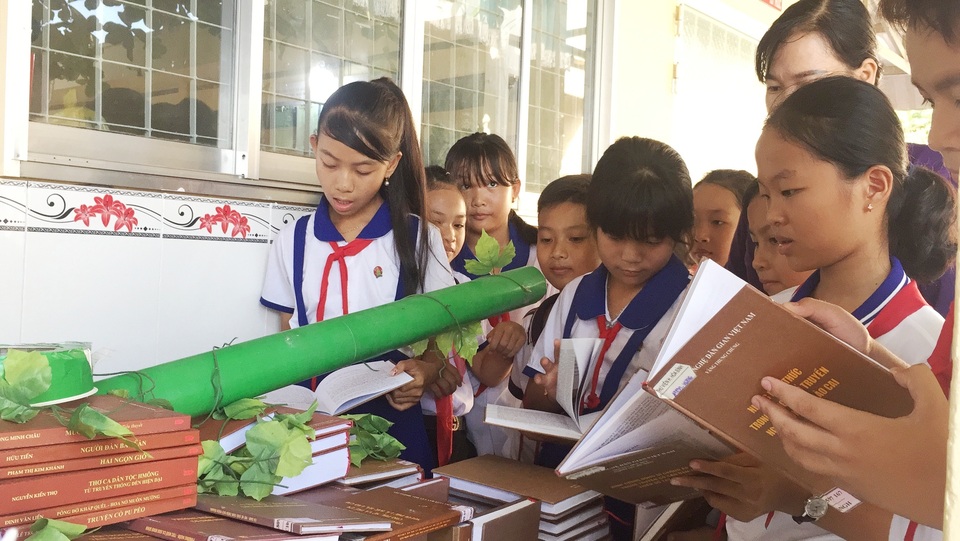 Bạc Liêu: Nhiều mô hình làm từ sách hút học sinh đến tham quan - 2 Bạc Liêu: Nhiều mô hình làm từ sách hút học sinh đến tham quan - 2