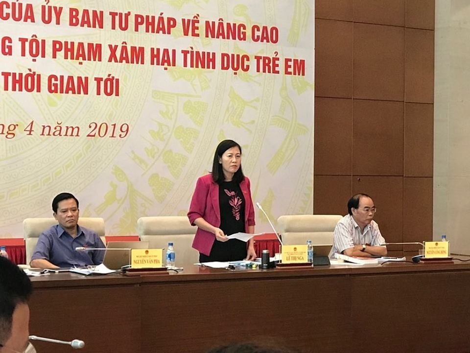 “3 lần xô vào ôm hôn bé gái trong thang máy sao có thể gọi là… nựng?!” - 1 “3 lần xô vào ôm hôn bé gái trong thang máy sao có thể gọi là… nựng?!” - 1