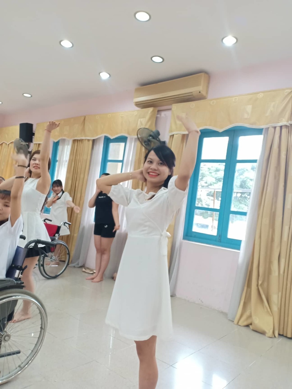 Cô gái một chân từng nổi tiếng mạng xã hội tự tin khoe sắc ở cuộc thi hoa khôi - 4 Cô gái một chân từng nổi tiếng mạng xã hội tự tin khoe sắc ở cuộc thi hoa khôi - 4