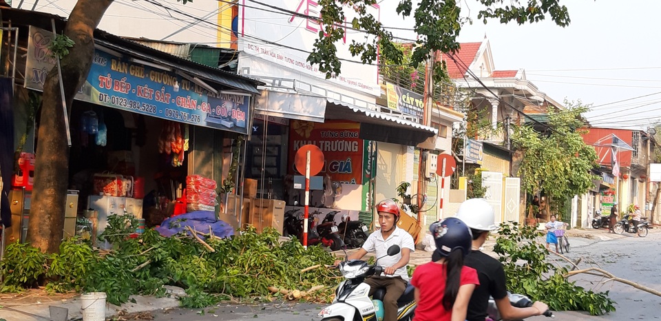 Liên tiếp mưa đá, lốc xoáy khiến hàng trăm ngôi nhà tốc mái - 6 Liên tiếp mưa đá, lốc xoáy khiến hàng trăm ngôi nhà tốc mái - 6