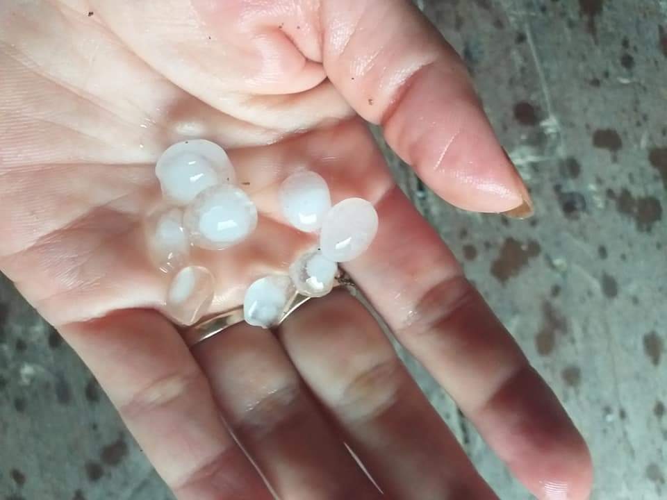 Liên tiếp mưa đá, lốc xoáy khiến hàng trăm ngôi nhà tốc mái - 4 Liên tiếp mưa đá, lốc xoáy khiến hàng trăm ngôi nhà tốc mái - 4
