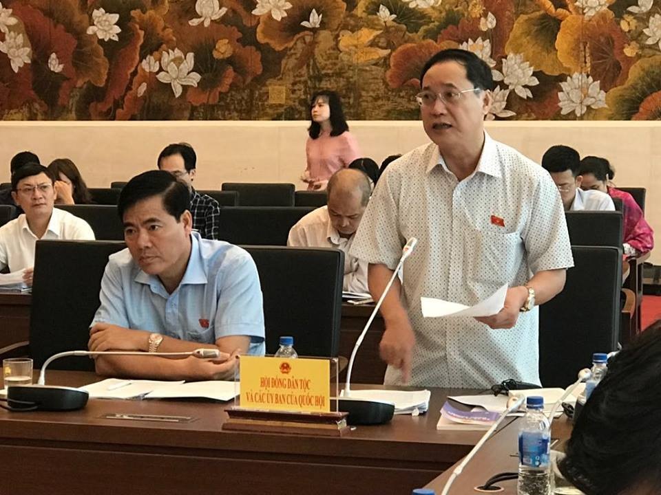 “3 lần xô vào ôm hôn bé gái trong thang máy sao có thể gọi là… nựng?!” - 3 “3 lần xô vào ôm hôn bé gái trong thang máy sao có thể gọi là… nựng?!” - 3