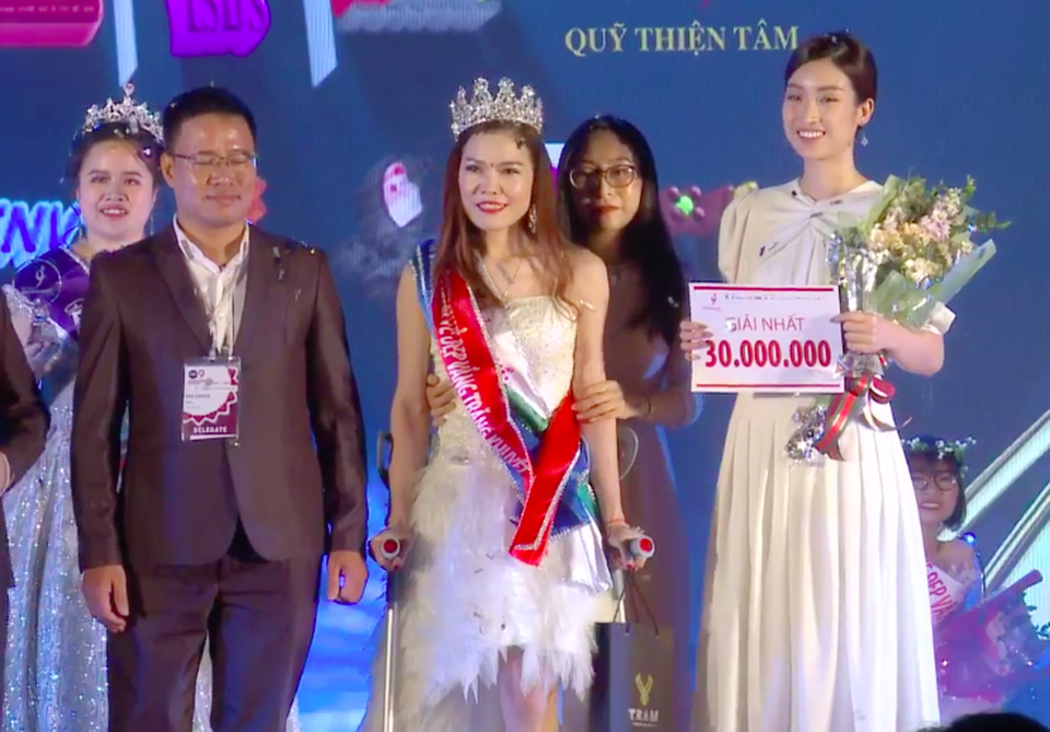 Cô gái không may mất một chân đăng quang Hoa khôi Vầng trăng khuyết - 1