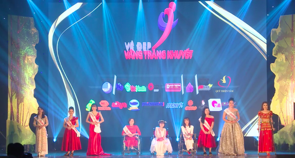 Cô gái không may mất một chân đăng quang Hoa khôi Vầng trăng khuyết - 7