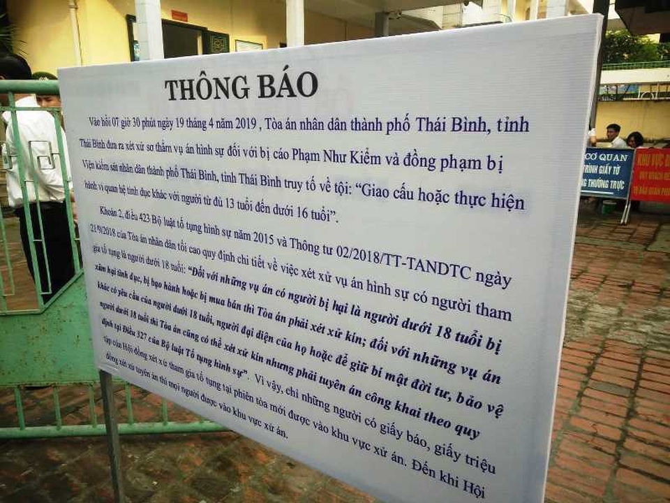 An ninh thắt chặt phiên xử vụ nữ sinh lớp 9 bị xâm hại tình dục - 1 An ninh thắt chặt phiên xử vụ nữ sinh lớp 9 bị xâm hại tình dục - 1