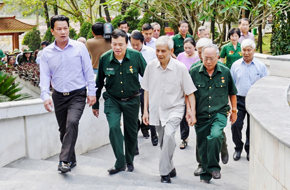 Thủ tướng, Chủ tịch Quốc hội gửi vòng hoa tri ân các anh hùng liệt sĩ tại Ngã ba Đồng Lộc - 1 Thủ tướng, Chủ tịch Quốc hội gửi vòng hoa tri ân các anh hùng liệt sĩ tại Ngã ba Đồng Lộc - 1