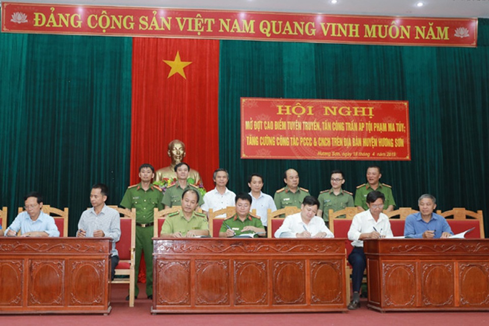 Huyện biên giới Việt - Lào mở đợt cao điểm trấn áp trước cơn bão ma tuý hoành hành! - 3 Huyện biên giới Việt - Lào mở đợt cao điểm trấn áp trước cơn bão ma tuý hoành hành! - 3