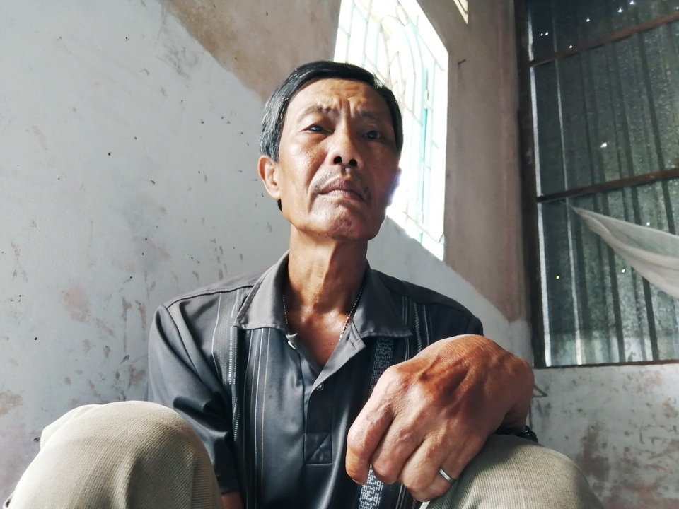 Đứa cháu hiếu thảo mồ côi mẹ bỏ học giữa chừng kiếm tiền nuôi ông và cậu bị tai biến - 2 Đứa cháu hiếu thảo mồ côi mẹ bỏ học giữa chừng kiếm tiền nuôi ông và cậu bị tai biến - 2