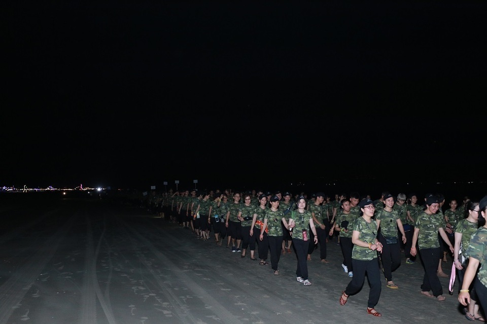 Gần 3000 người FPT IS cùng hát Quốc ca đón Hành trình ngày mới chào tuổi 25 - 1 Gần 3000 người FPT IS cùng hát Quốc ca đón Hành trình ngày mới chào tuổi 25 - 1