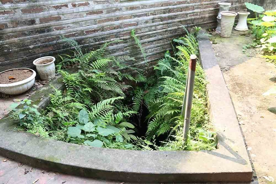 Hà Nội: Bí ẩn hang ngầm dưới đình cổ giáp hồ Tây - 1 Hà Nội: Bí ẩn hang ngầm dưới đình cổ giáp hồ Tây - 1