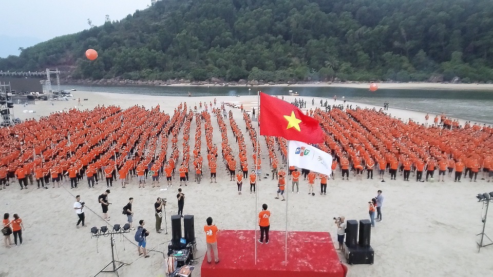 Gần 3000 người FPT IS cùng hát Quốc ca đón Hành trình ngày mới chào tuổi 25 - 2 Gần 3000 người FPT IS cùng hát Quốc ca đón Hành trình ngày mới chào tuổi 25 - 2