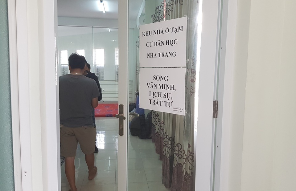 Nhà ở xã hội Hoàng Quân Nha Trang: Cư dân mang đồ đạc, chăn màn… vào ở trụ sở dự án - 2 Nhà ở xã hội Hoàng Quân Nha Trang: Cư dân mang đồ đạc, chăn màn… vào ở trụ sở dự án - 2