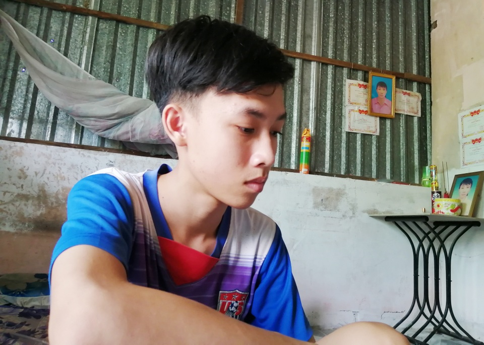 Đứa cháu hiếu thảo mồ côi mẹ bỏ học giữa chừng kiếm tiền nuôi ông và cậu bị tai biến - 8 Đứa cháu hiếu thảo mồ côi mẹ bỏ học giữa chừng kiếm tiền nuôi ông và cậu bị tai biến - 8