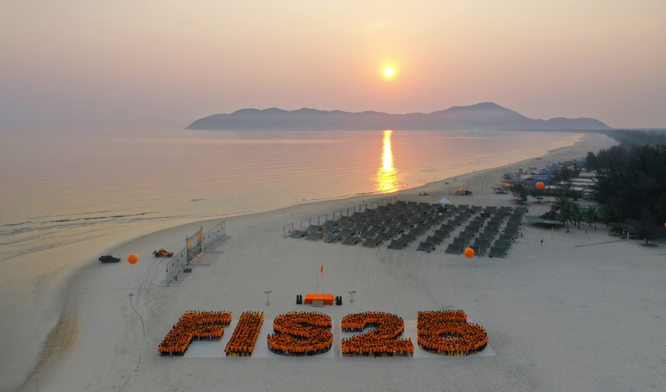 Gần 3000 người FPT IS cùng hát Quốc ca đón Hành trình ngày mới chào tuổi 25 - 3 Gần 3000 người FPT IS cùng hát Quốc ca đón Hành trình ngày mới chào tuổi 25 - 3