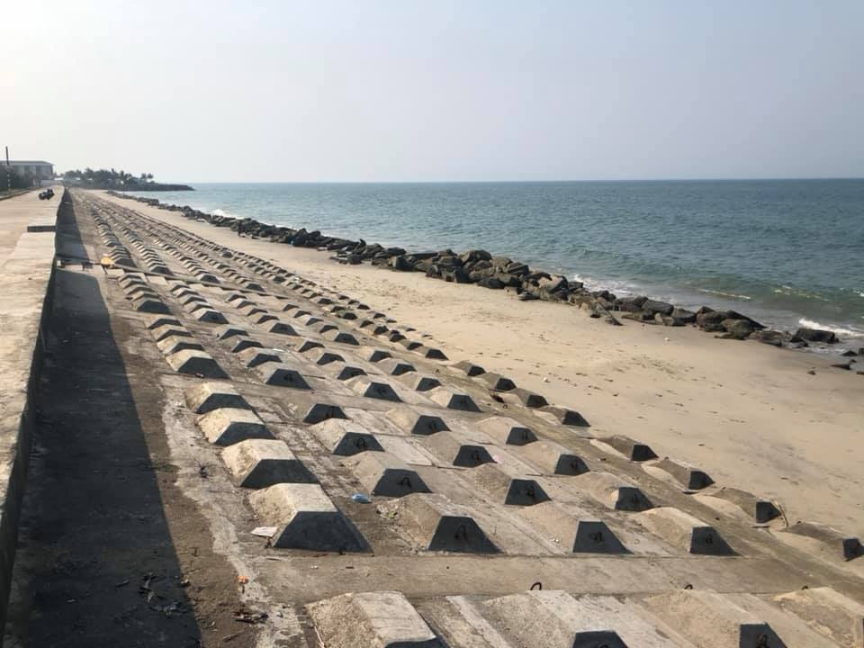 Bờ kè Cửa Đại đang bồi cát Bờ kè Cửa Đại đang bồi cát