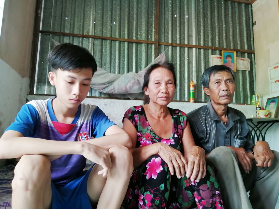 Đứa cháu hiếu thảo mồ côi mẹ bỏ học giữa chừng kiếm tiền nuôi ông và cậu bị tai biến - 12 Đứa cháu hiếu thảo mồ côi mẹ bỏ học giữa chừng kiếm tiền nuôi ông và cậu bị tai biến - 12