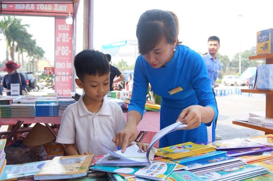 Sôi nổi triển lãm nhân ngày sách Việt Nam - 4 Sôi nổi triển lãm nhân ngày sách Việt Nam - 4