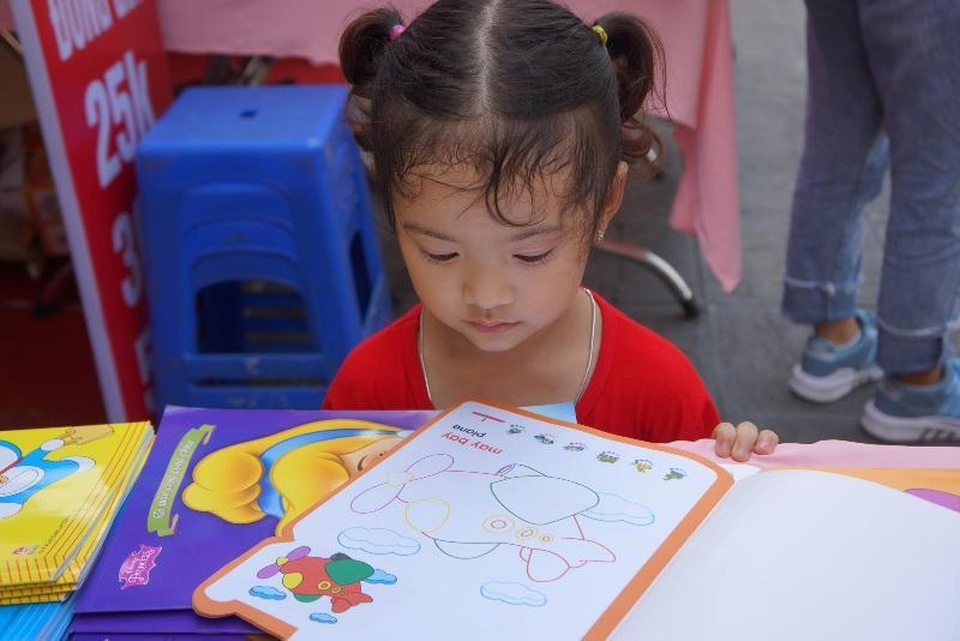 Sôi nổi triển lãm nhân ngày sách Việt Nam - 3 Sôi nổi triển lãm nhân ngày sách Việt Nam - 3