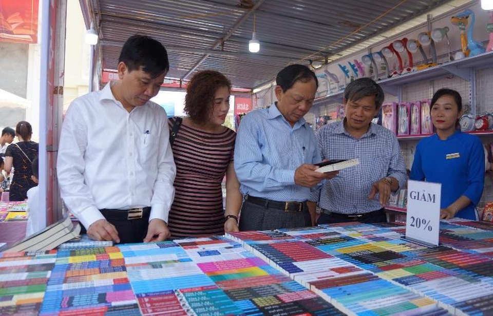 Sôi nổi triển lãm nhân ngày sách Việt Nam - 6 Sôi nổi triển lãm nhân ngày sách Việt Nam - 6