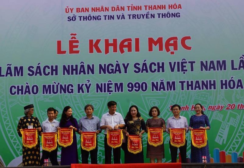 Sôi nổi triển lãm nhân ngày sách Việt Nam - 5 Sôi nổi triển lãm nhân ngày sách Việt Nam - 5