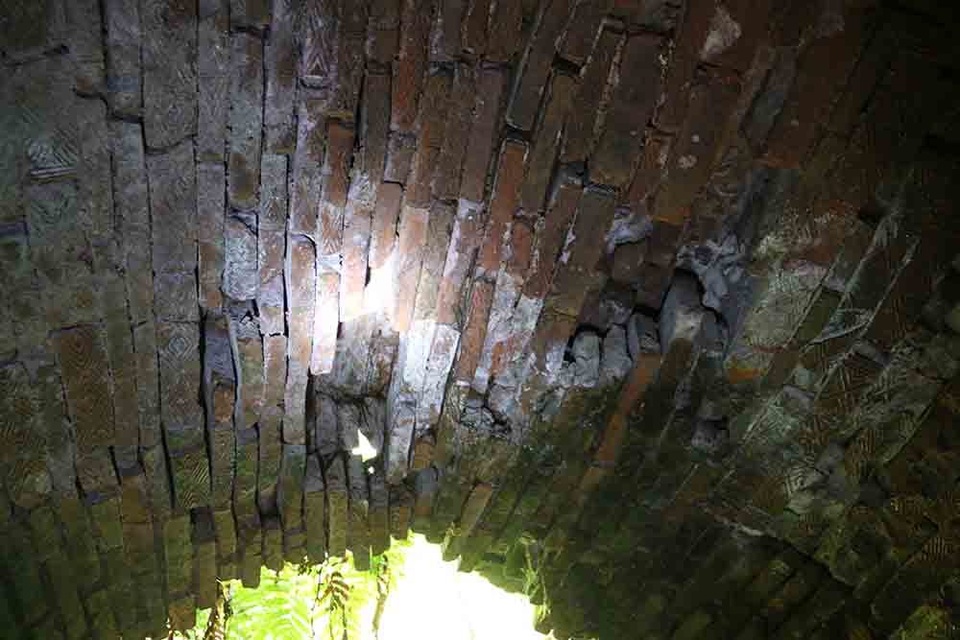 Hà Nội: Bí ẩn hang ngầm dưới đình cổ giáp hồ Tây - 6 Hà Nội: Bí ẩn hang ngầm dưới đình cổ giáp hồ Tây - 6