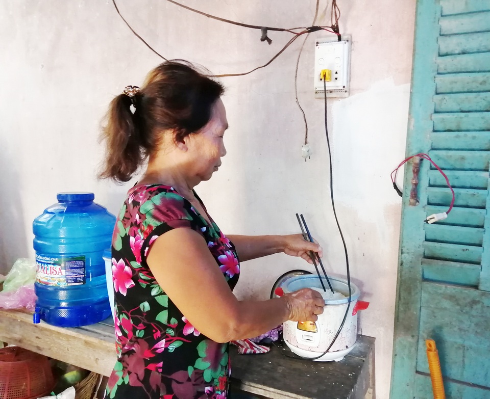 Đứa cháu hiếu thảo mồ côi mẹ bỏ học giữa chừng kiếm tiền nuôi ông và cậu bị tai biến - 6 Đứa cháu hiếu thảo mồ côi mẹ bỏ học giữa chừng kiếm tiền nuôi ông và cậu bị tai biến - 6