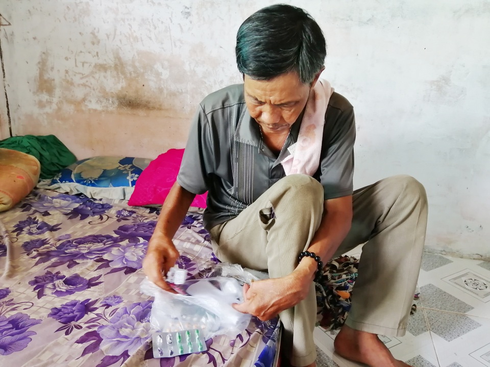 Đứa cháu hiếu thảo mồ côi mẹ bỏ học giữa chừng kiếm tiền nuôi ông và cậu bị tai biến - 3 Đứa cháu hiếu thảo mồ côi mẹ bỏ học giữa chừng kiếm tiền nuôi ông và cậu bị tai biến - 3