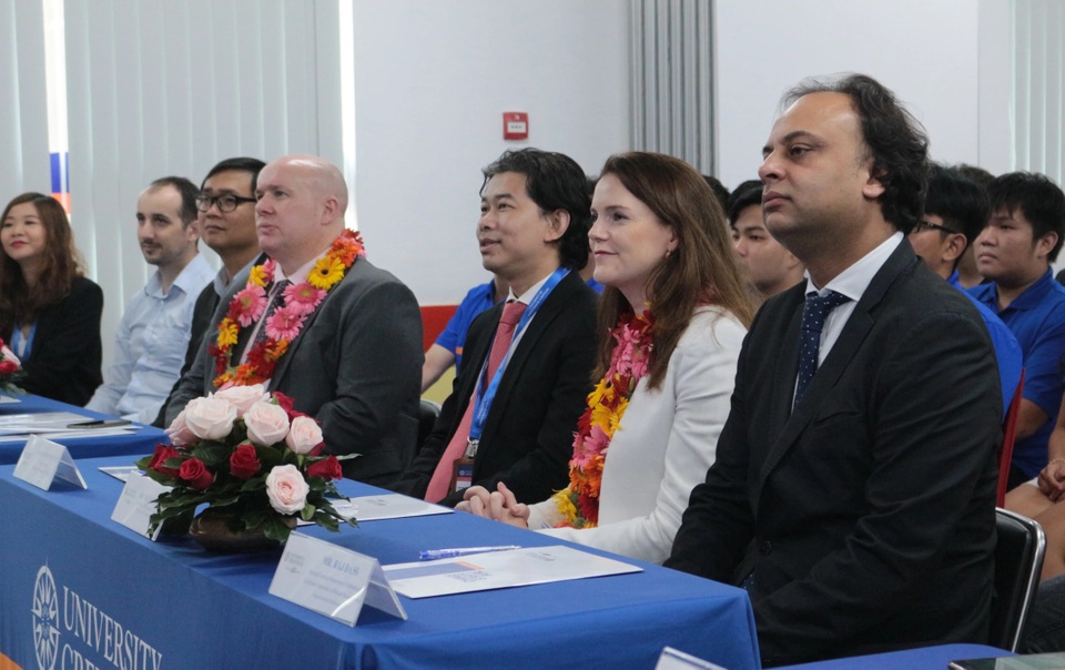 Cao ủy Thương mại Anh: “Cánh cửa thế giới luôn chào đón những người trẻ biết mình là ai” - 1