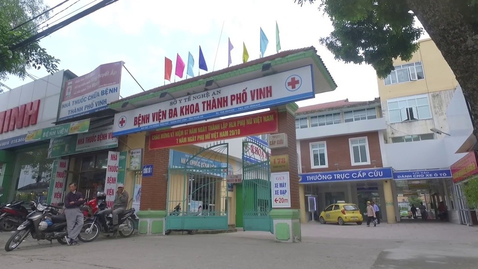 Chê bác sĩ không biết... khám bệnh, người nhà bệnh nhân lao vào hành hung bác sĩ - 1 Chê bác sĩ không biết... khám bệnh, người nhà bệnh nhân lao vào hành hung bác sĩ - 1