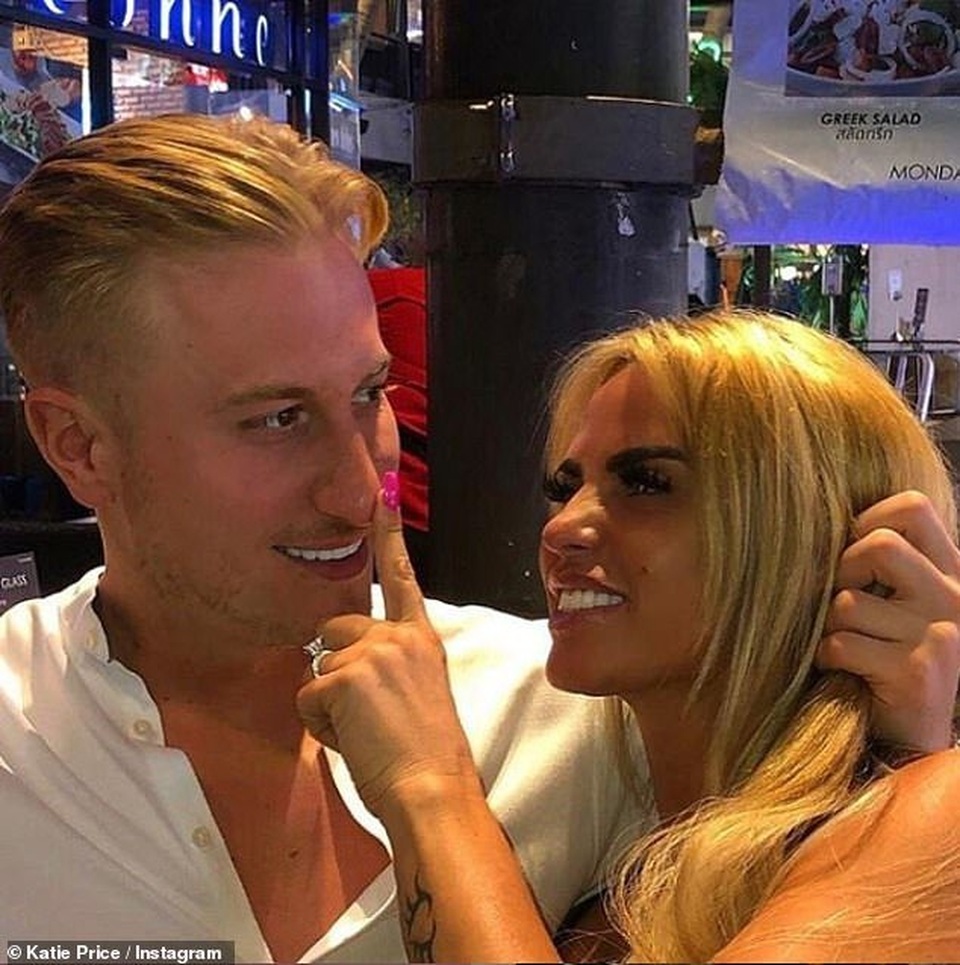 Choáng với ngực khủng của Katie Price - 9 Choáng với ngực khủng của Katie Price - 9